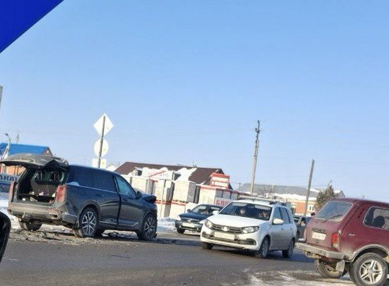 На выезде из Сызрани жестко столкнулись легковые авто - на месте ДТП работает полиция