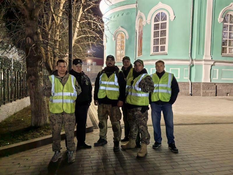 Тысячи жителей Сызрани встретили Пасхальную ночь в храмах под надёжной защитой